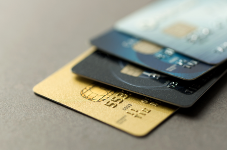 imagem de cartões de crédito de diversas cores empilhados 