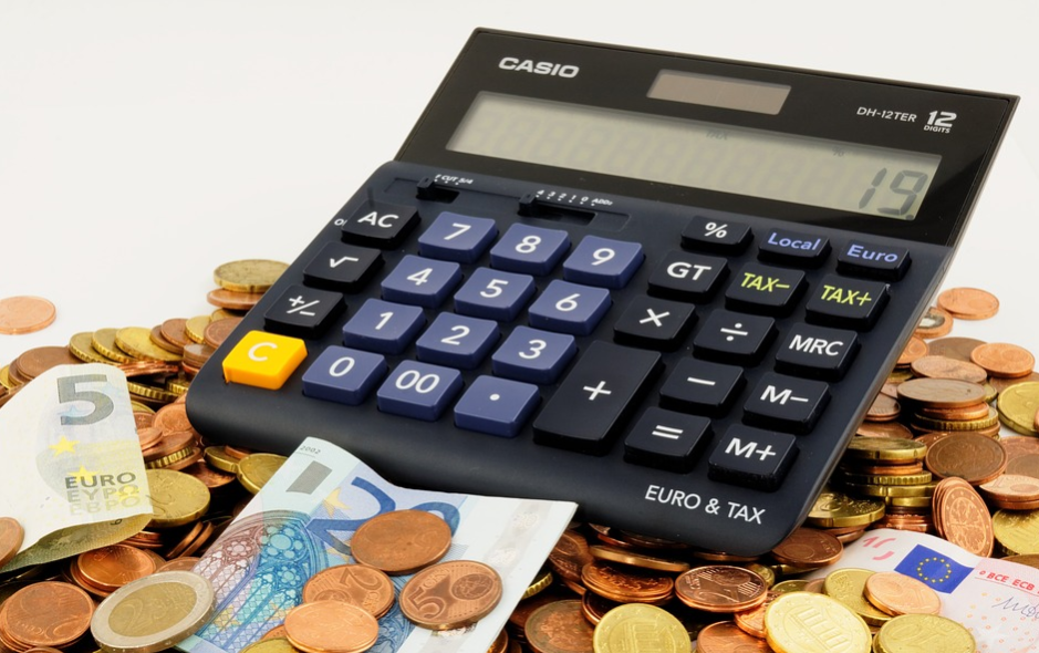 imagem de calculadora rodeada por moedas e cédulas de euro