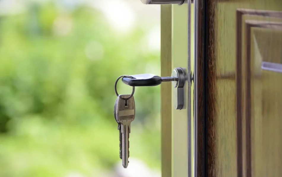 Imagem em destaque de uma porta com a chave na fechadura