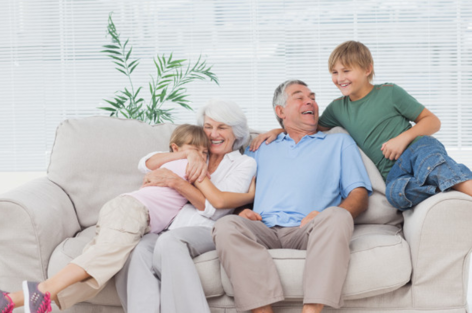 netos sentados ao sofá com seus avós fazendo perguntas sobre dinheiro